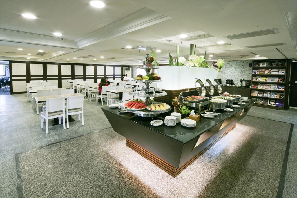 Cambridge Tainan Hotel Buitenkant foto