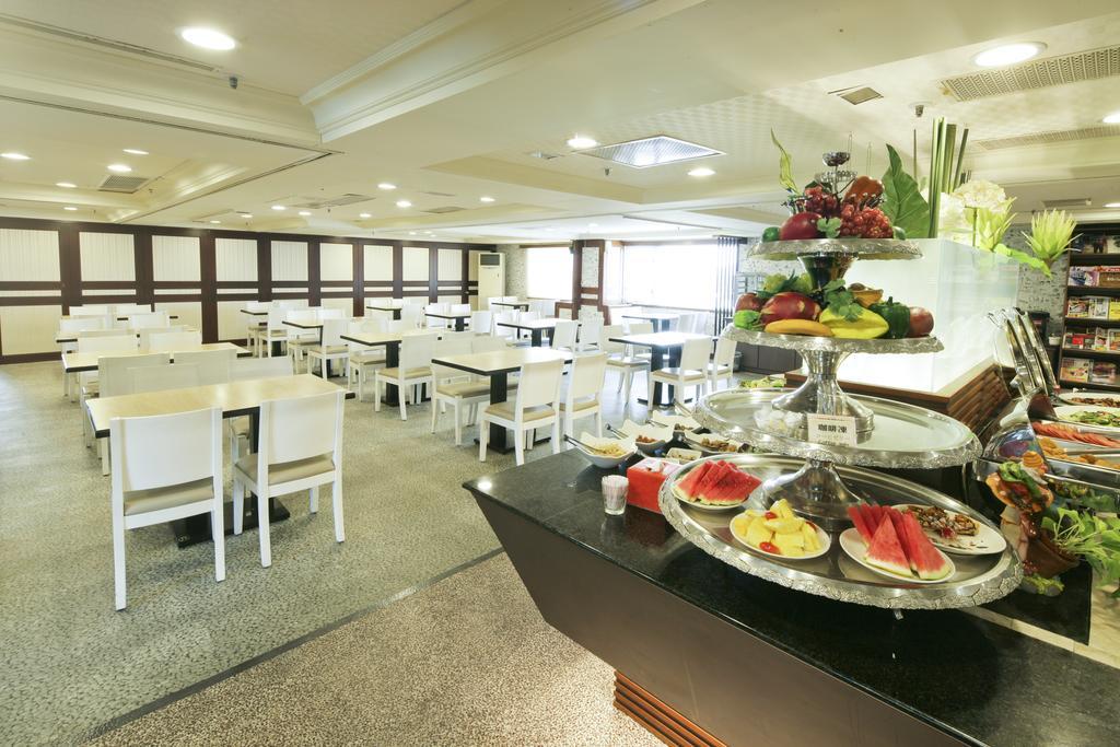 Cambridge Tainan Hotel Buitenkant foto