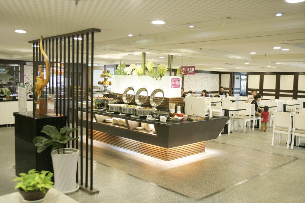 Cambridge Tainan Hotel Buitenkant foto