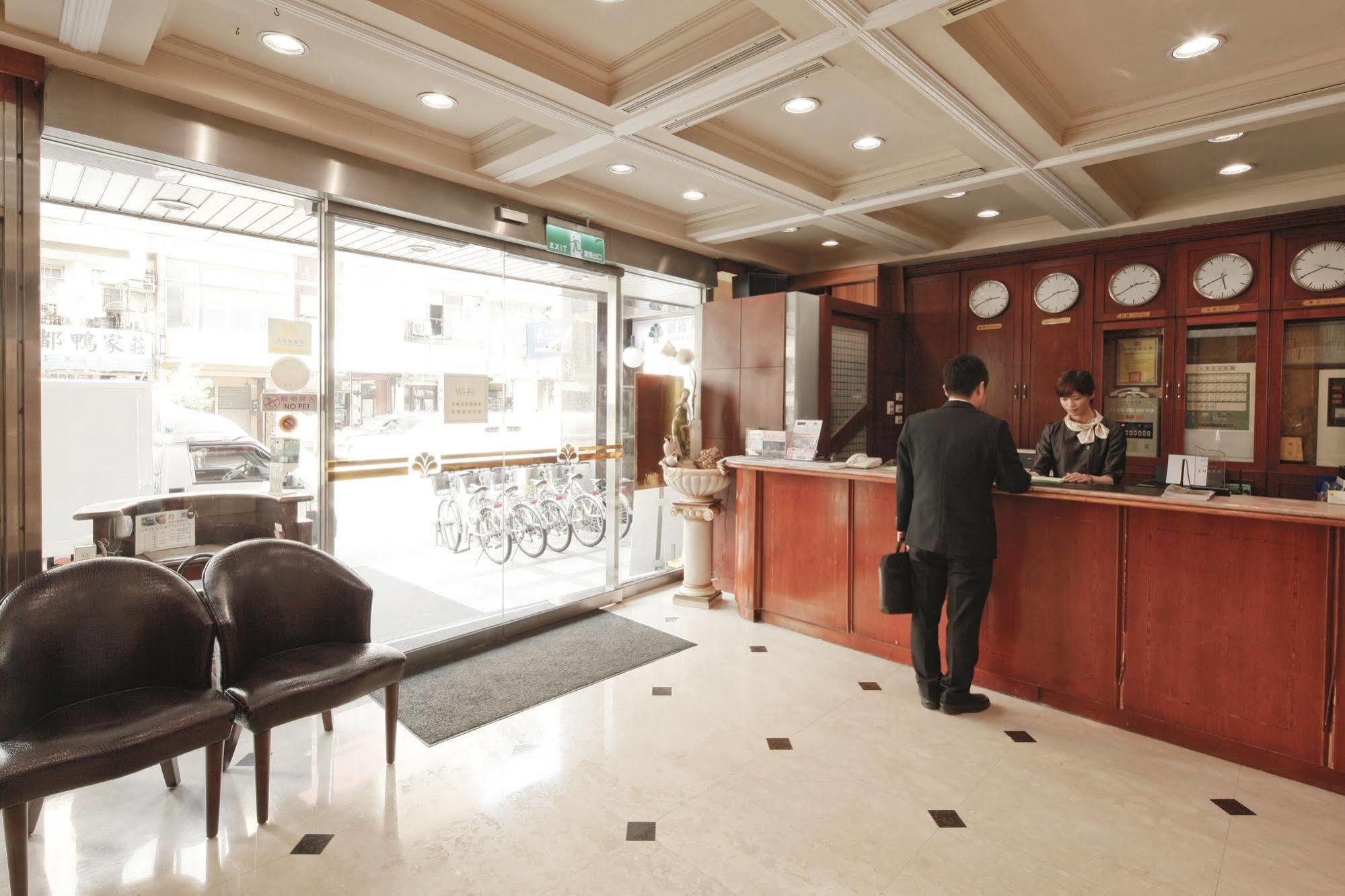Cambridge Tainan Hotel Buitenkant foto