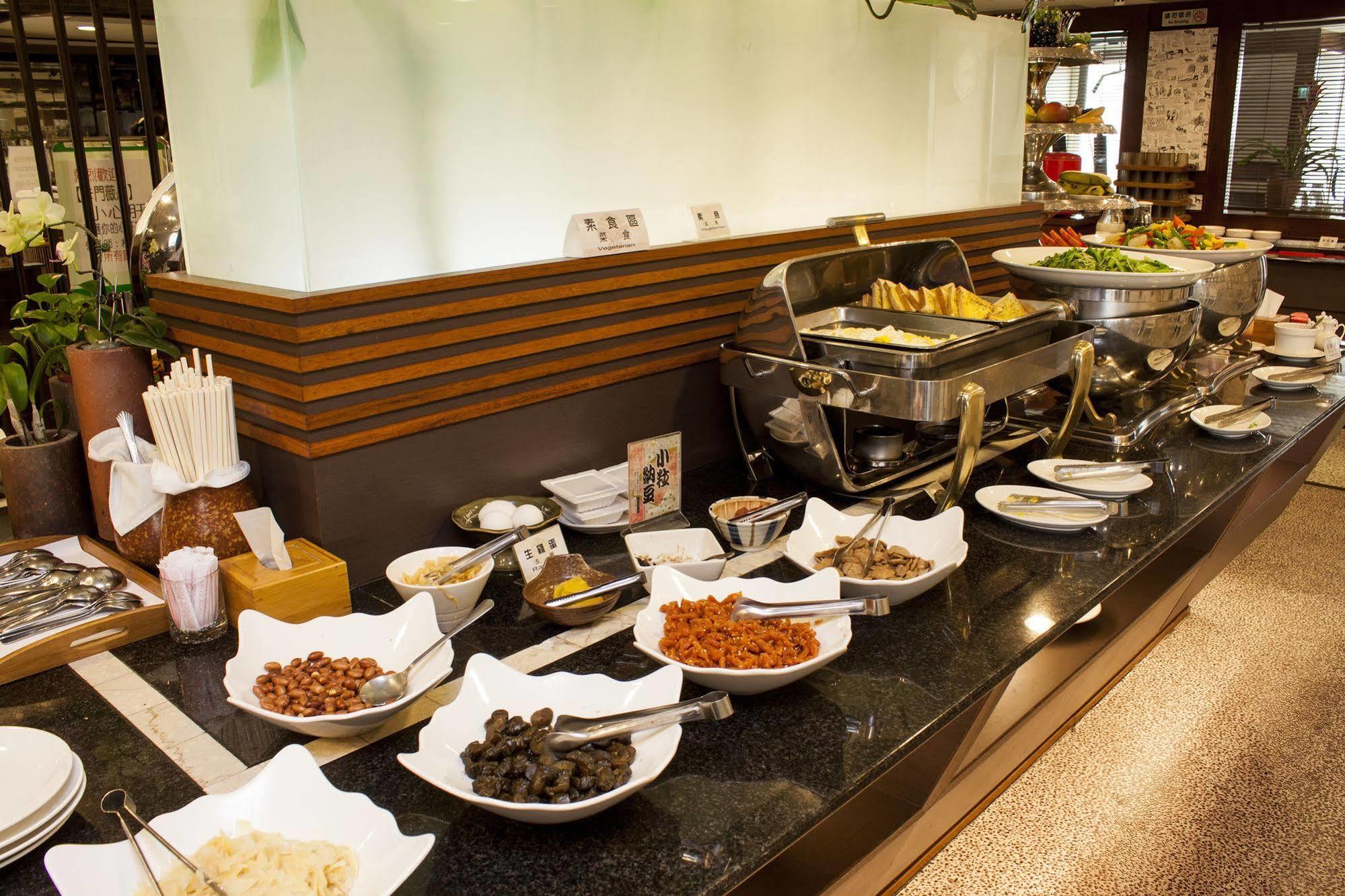 Cambridge Tainan Hotel Buitenkant foto